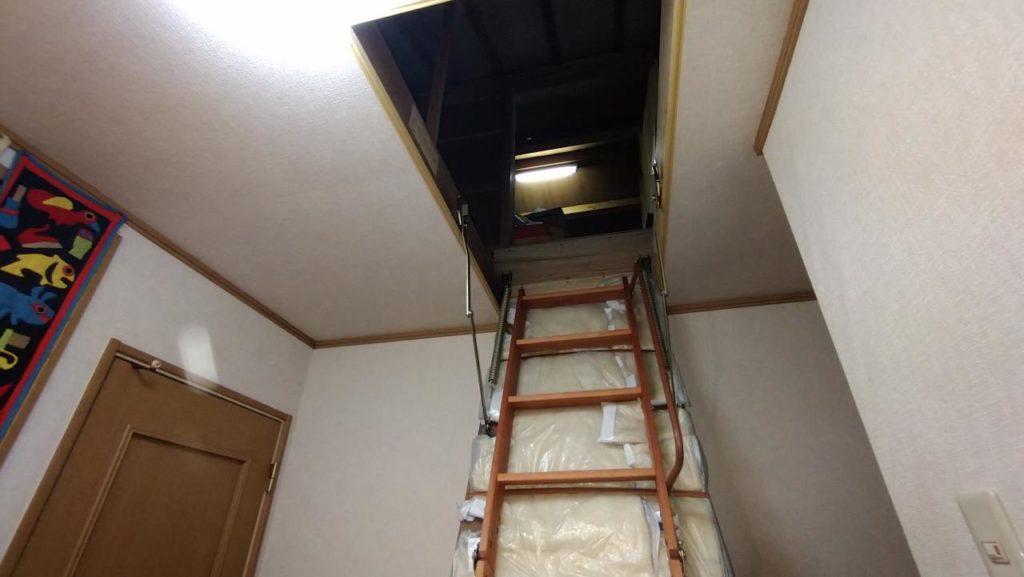 屋根裏に収納庫を作ったので天井裏への出入りは簡単