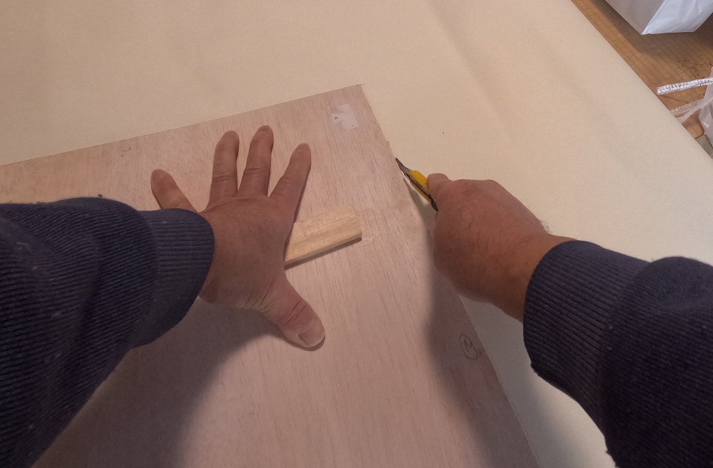 板に合わせて壁紙をカットし糊付け