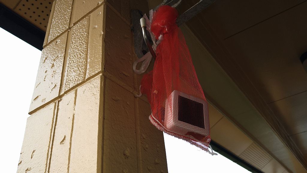 百葉箱を持っていないので、外気温は温湿度計を入れた野菜ネットを直射日光の当たらない軒下につるして・・・。