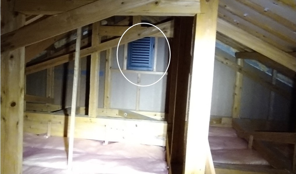 天井内から見たガラリ