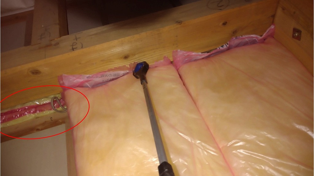 断熱材を敷く前に気流止め