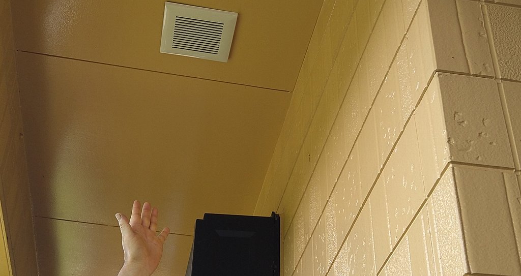 排気口から熱風が